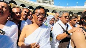 cawapres-nomor-urut-3-mahfud-md-mengisi-masa-tenang-pemilu-2024-dengan-ibadah-umrah-dok-ist_169