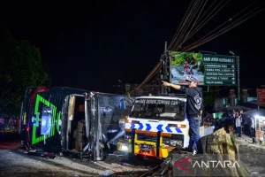 Kecelakaan-Bus-Di-Ciater-Subang-110524-rai-11-1.jpg