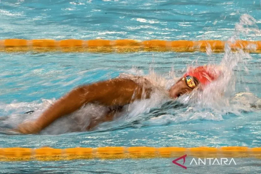 antarafoto-pon-xxi-aceh-sumut_-final-renang-200-meter-bebas-putra-17092024-lmo-3.jpg