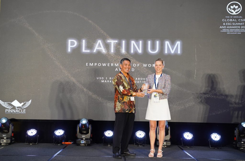 Manager Business Support Pertamina Geothermal Energy Area Ulubelu Rawan Mirza (kiri) menerima penghargaan Annual Global CSR & ESG Summit and Awards 2023 dalam kategori Empowerment of Woman Award yang diberikan oleh Executive Director of BeLuxCham Vietnam Kim Francois (kanan) di Kota Da Nang, Vietnam pada Selasa (29/08). Penghargaan tersebut diberikan kepada PT Pertamina Geothermal Energy Tbk (PGE) (IDX:PGEO) Area Ulubelu untuk program Corporate Social Responsibility (CSR) bidang kesehatan Kamasetra (Keluarga Mandiri, Sehat, dan Sejahtera).